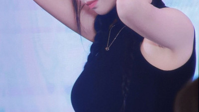 19호룩의 에스파 카리나 치명적인 섹시함.. 시원한 어깨와 겨드랑이