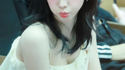 하늘하늘한 프릴 끈나시 숙이며 방심하는 에스파 카리나 가슴골