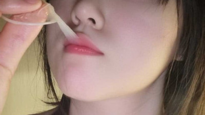 콘돔 물고 도발하는 MZ 처자