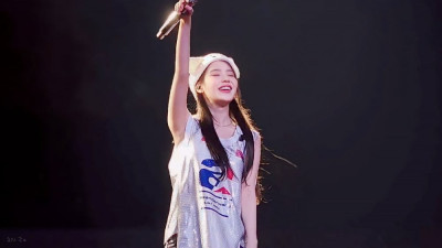 고양이 모자 + 농구유니폼 아이유 호응 유도하는 겨드랑이