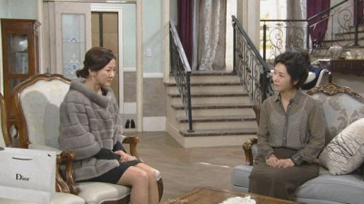 싸가지 없이 설치던 여성의 최후.gif