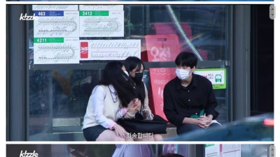 여고생 어깨에 기대어 잠들기