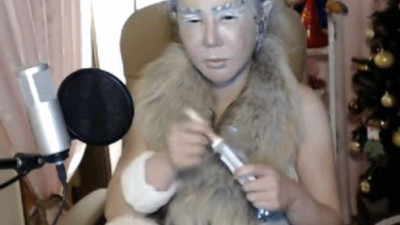 크리스마스에 여자바바리안이 나무젓가락을 뜯는사이 애완견이 짜장을 핥는짤