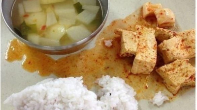 생산직 파견업체 노동자들의 점심식사.jpg