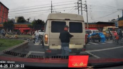 또 다른 세계와 연결된 승합차