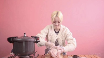 생닭 껍질 뜯어서 유기견 104마리 살린 여돌 .jpg